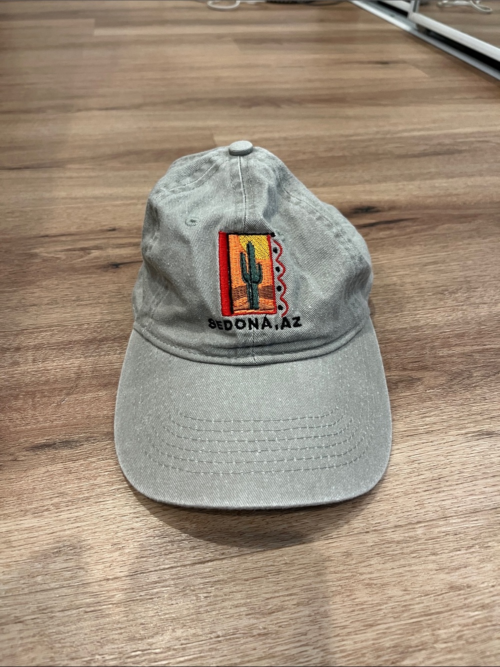 Sedona AZ Cactus Embroidered Baseball Cap - Light Gray